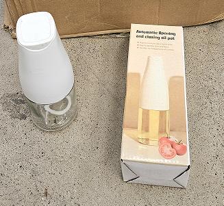 Oil can automatically open and close